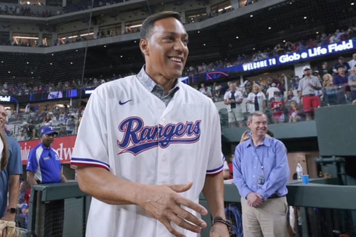 2-time AL MVP Juan González, one of baseball's best sluggers in the '90s, honored by Texas Rangers