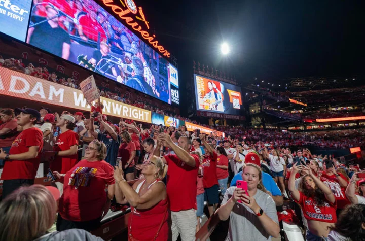 Cardinals fans hijack Adam Wainwright retirement ceremony for a very good reason