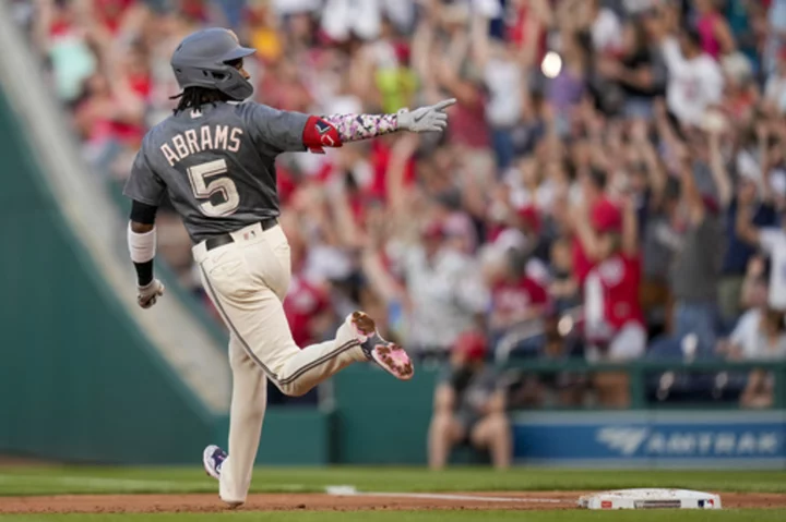 Abrams stays hot, homers on his bobblehead night as the Nationals rout the Giants 10-1