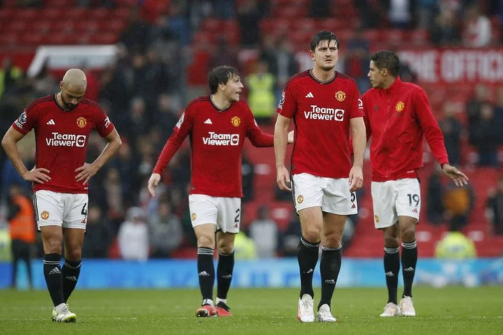 Soccer-Man United slump to fourth season defeat at home to Palace