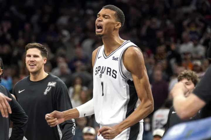 Johnson's late dunk lifts Spurs to stunning 115-114 win over Suns
