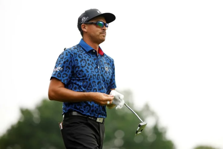 Fowler makes late charge to grab PGA lead at storm-hit Detroit