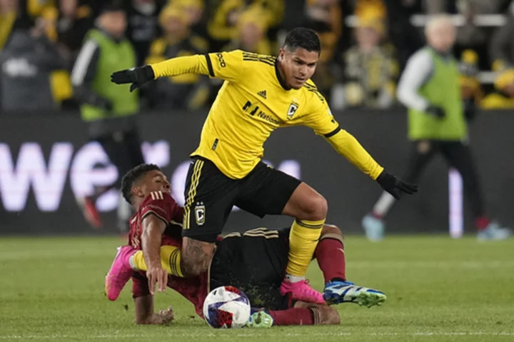 Cucho Hernández scores 2 goals to help Crew beat Atlanta United 2-0 in MLS playoffs