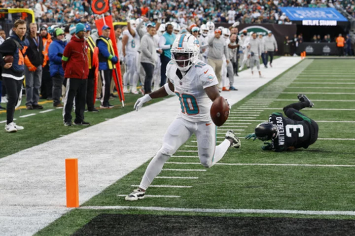 Dolphins' newlywed Tyreek Hill scores against Jets and gives TD ball to his wife in the stands