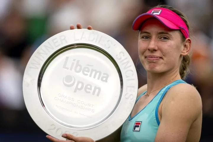 Alexandrova defeats Kudermetova and rain to defend Dutch title