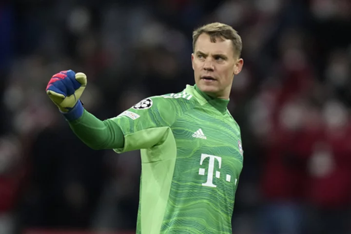 Manuel Neuer returns to training with Bayern Munich's goalkeepers after he broke his leg skiing