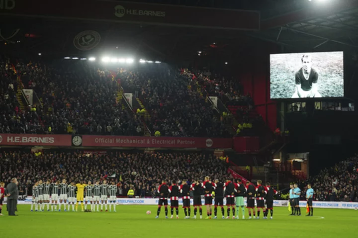 Man United players pay respects to the late Bobby Charlton before Premier League game