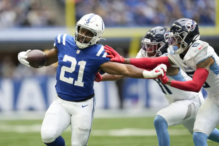 Moss upstages Taylor's return in Colts' 23-16 victory over Titans. Richardson injures shoulder