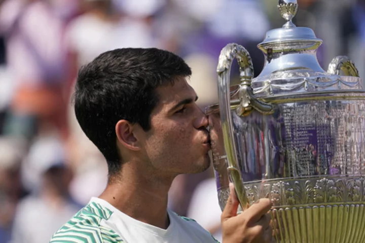 Alcaraz wins Queen's Club final for 1st title on grass and reclaims top ranking ahead of Wimbledon