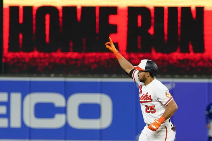 Santander and Mullins HRs help first-place Orioles beat Berríos and Blue Jays 5-3