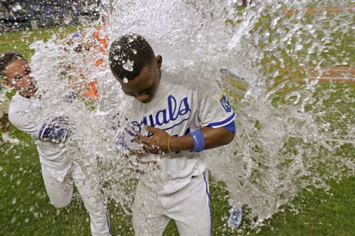 Dairon Blanco's squeeze bunt gives the Royals a wild 7-6 win over the Mariners