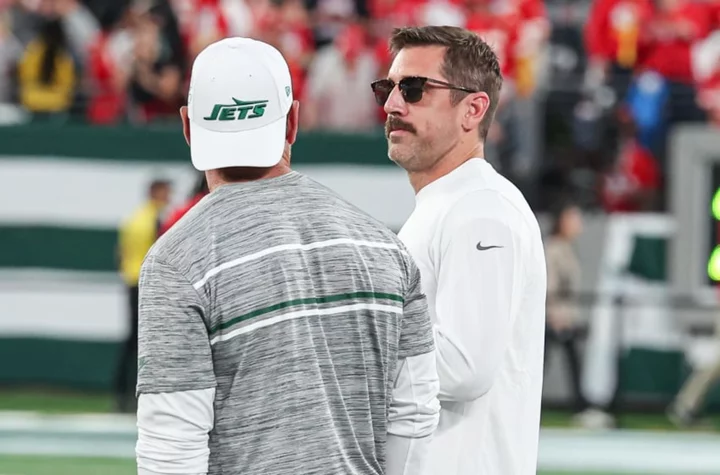 Aaron Rodgers gets dragged on Twitter for hypocritical shot at Travis Kelce