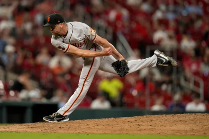 Giants' Winn earns first save in first trip to a major league ballpark in victory over Cards