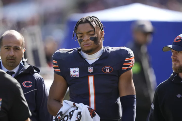 Bears QB Justin Fields expected to avoid thumb surgery; Tyson Bagent to start vs. Raiders