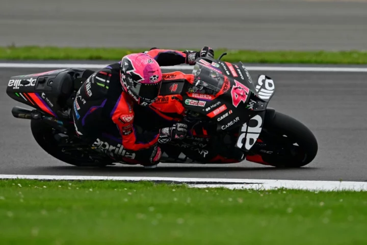 Aleix Espargaro swoops late on Bagnaia in British MotoGP