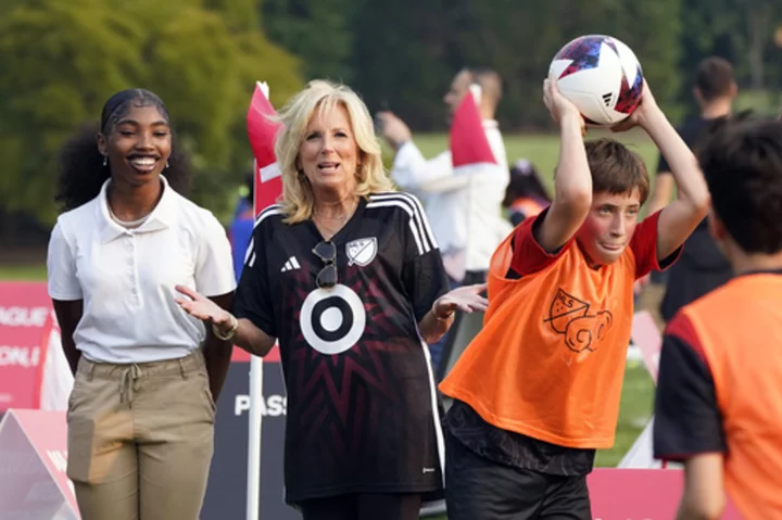 White House lawn turns to playground for kids' soccer clinic