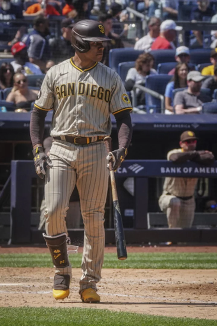 Padres left fielder Soto scratched late vs. Yankees because of back tightness