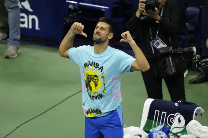 Djokovic celebrates No. 24 with a tribute to Kobe Bryant, who wore that number and became a friend