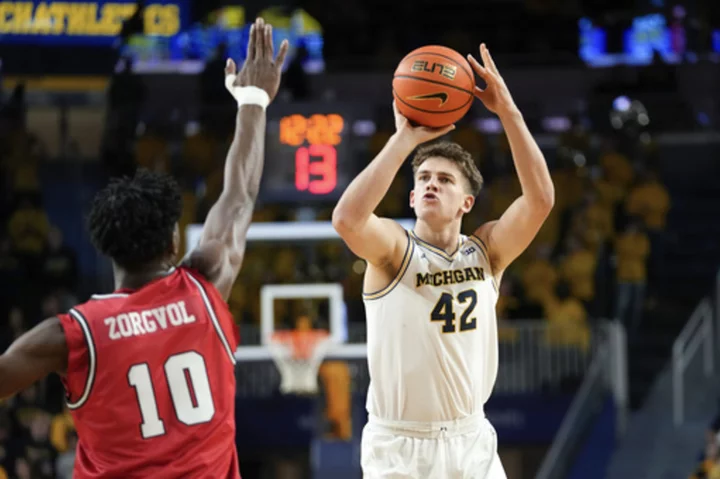 Tschetter and Nkamhoua combine for 15-of-15 shooting as Michigan beats Youngstown State 92-62