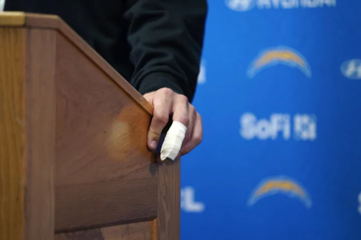 Justin Herbert's struggles in the past 2 Chargers games bring more attention to his broken finger