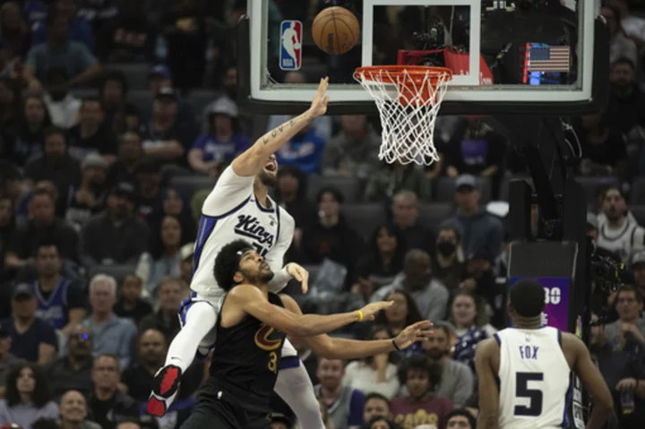 De'Aaron Fox's return sparks Kings to 132-120 victory over Cavs as Mike Brown earns 400th win