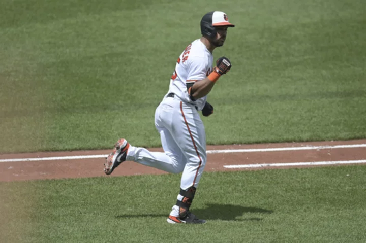 Santander shines again and Bradish is sharp as Orioles edge Mariners 3-2