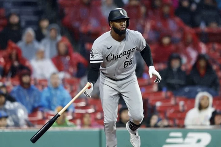 White Sox outfielder Luis Robert leaves game with sore right knee