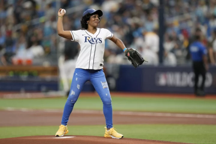 Arozarena's mom throws first pitch, watches son in MLB for 1st time at Rays-Rangers Game 1