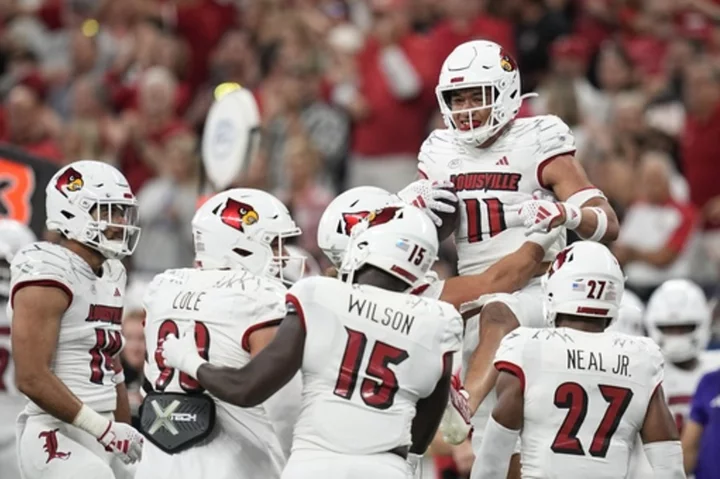 Louisville uses fast start, late goal-line stand to hold off Indiana 21-14