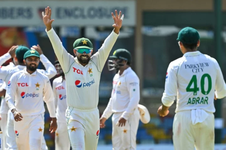 Noman bags 6 as Pakistan sniff innings win over Sri Lanka