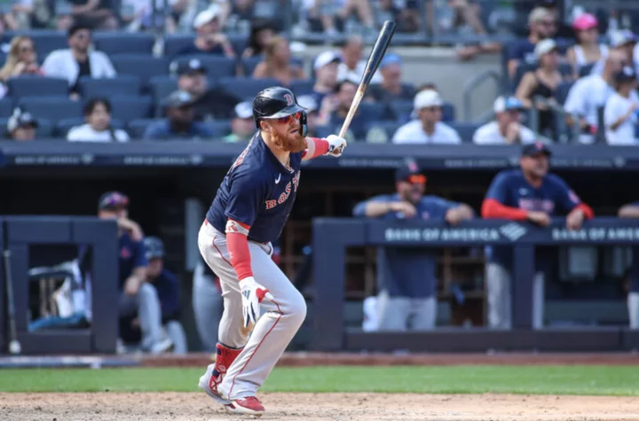 Red Sox star Justin Turner headhunting John Sterling with another foul ball