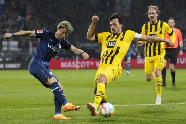 Dortmund signs defender Mats Hummels to 1-year contract extension