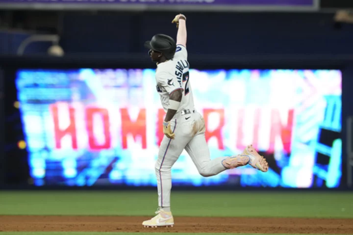 Sánchez hits bases-loaded single in 12th to complete Marlins' 9-8 comeback win over Phillies