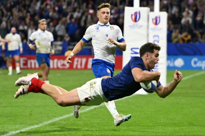 France thrash Italy to reach Rugby World Cup quarters