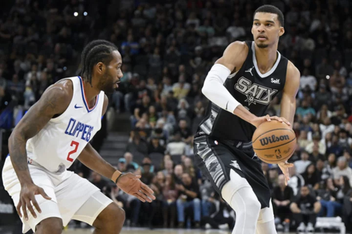 Kawhi Leonard leads Clippers past Spurs amid boos that prompt Popovich to admonish crowd