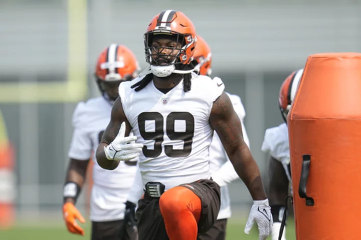 Za'Darius Smith excited to have 'hand in the dirt' with Browns, paired up front with Myles Garrett