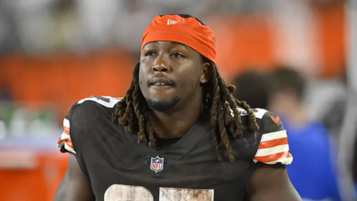 Browns re-signing running back Kareem Hunt after Nick Chubb lost for season, AP source says