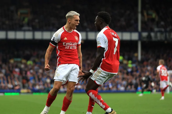 Leandro Trossard fires unconvincing Arsenal to rare away victory at Everton