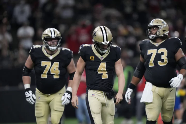 Derek Carr plays through a shoulder injury, but struggles continue for the Saints' offense