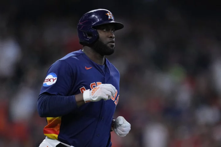 Astros' Alvarez scratched after slamming his hand in a door and injuring left index finger