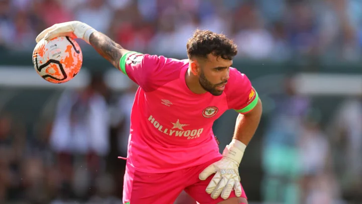 Arsenal completes signing of goalie David Raya from Brentford