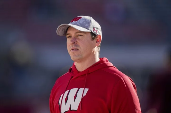 Jim Leonhard, former Wisconsin defensive coordinator and interim coach, joins Illini as an analyst
