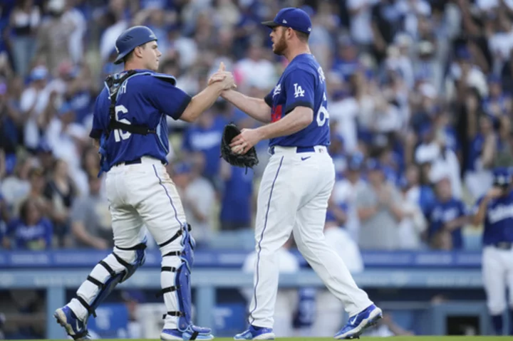 Martinez's 3-run shot lifts Dodgers over Padres 4-2, win 4th in row