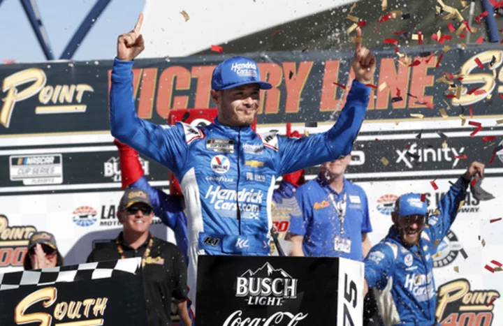 Kyle Larson earns spot in NASCAR's championship race with victory at Las Vegas
