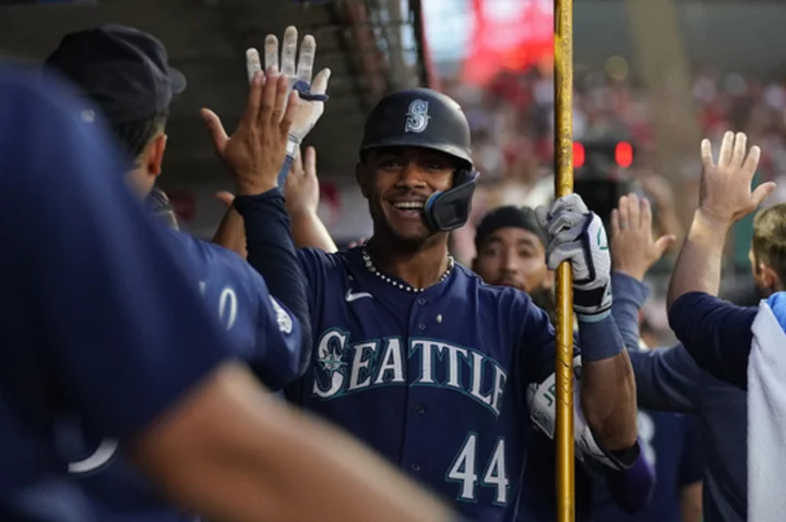 Suárez drives in run in club record 10th straight game as Mariners beat Angels 9-7 in slugfest