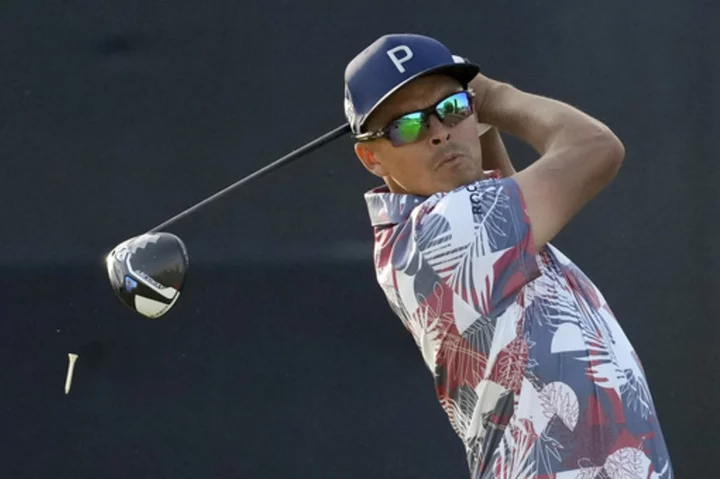 Rickie Fowler's wild ride gives him a 1-shot lead in the US Open