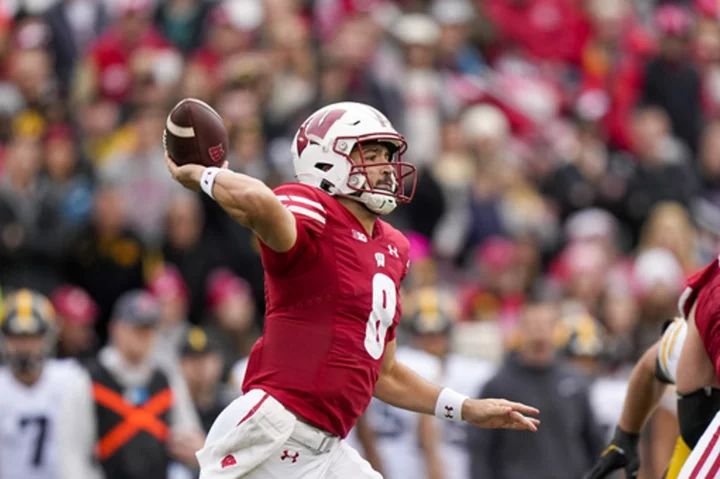 Wisconsin QB Tanner Mordecai out indefinitely after breaking his right hand in loss to Iowa
