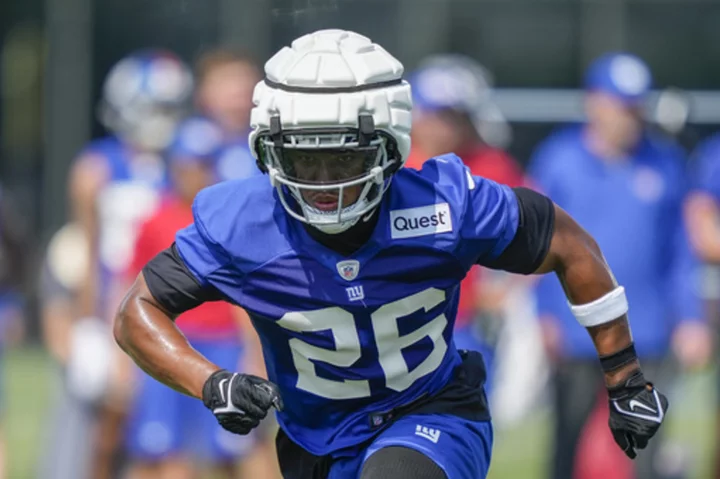 Giants' Saquon Barkley returns to the field a day after signing a 1-year deal