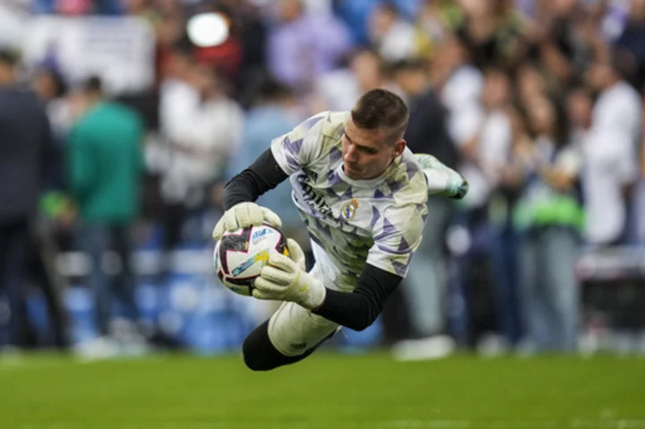 Ancelotti backs Lunin as Madrid's starting goalie even if newcomer arrives after Courtois' injury