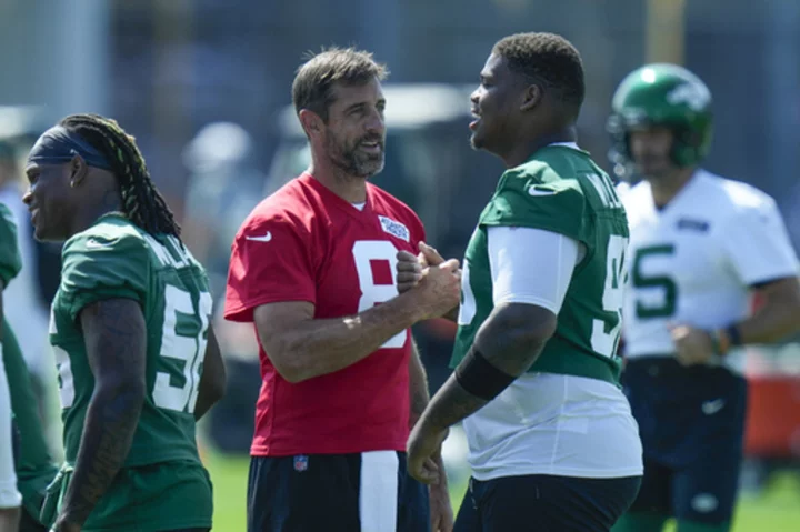 Aaron Rodgers sharing info and making sure his new Jets teammates have their 'brains turned on'